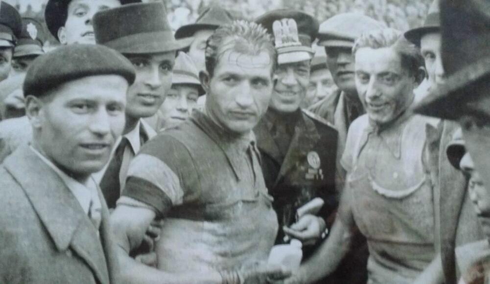 Storica fotografia del passaggio della borraccia tra Fausto Coppi e Gino Bartali