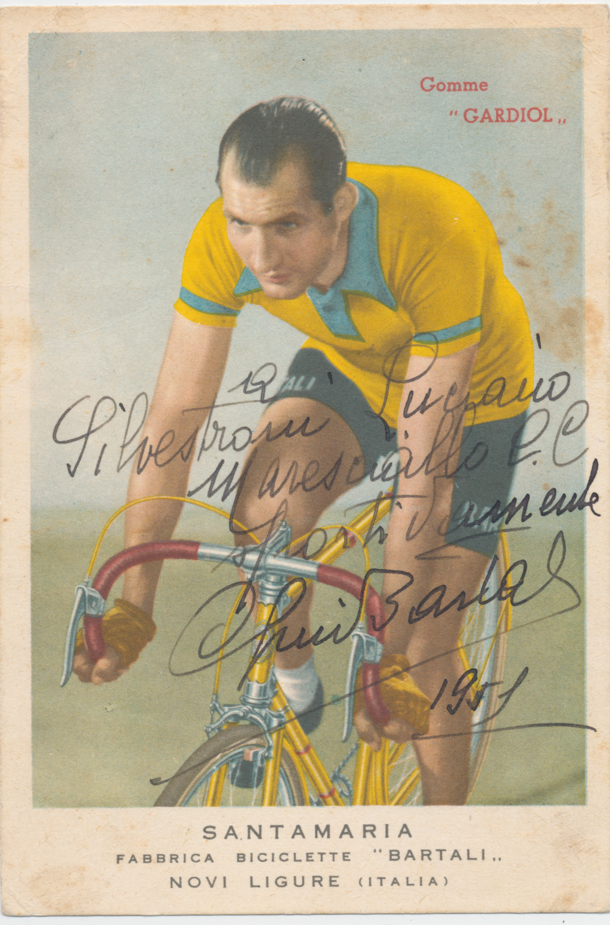 Ritratto storico di Gino Bartali in sella alla bicicletta da corsa Legnano