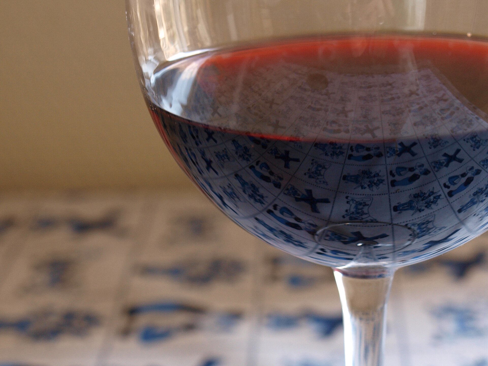 Calice di Nebbiolo e bottiglia