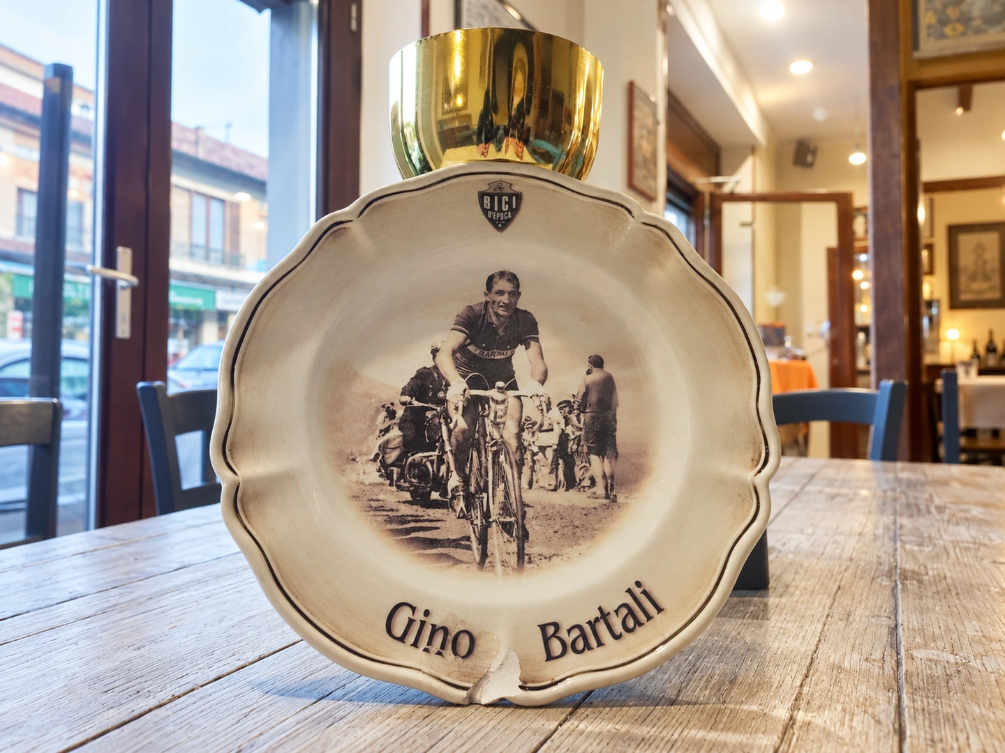 Trofeo e piatto commemorativo dedicato al mito del ciclismo Gino Bartali