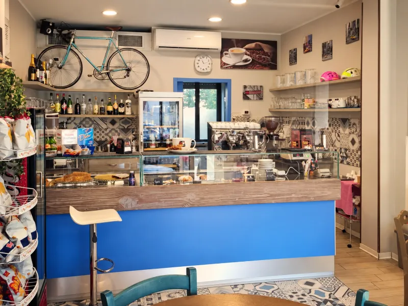Il bancone del BARtali e la storica bicicletta appesa