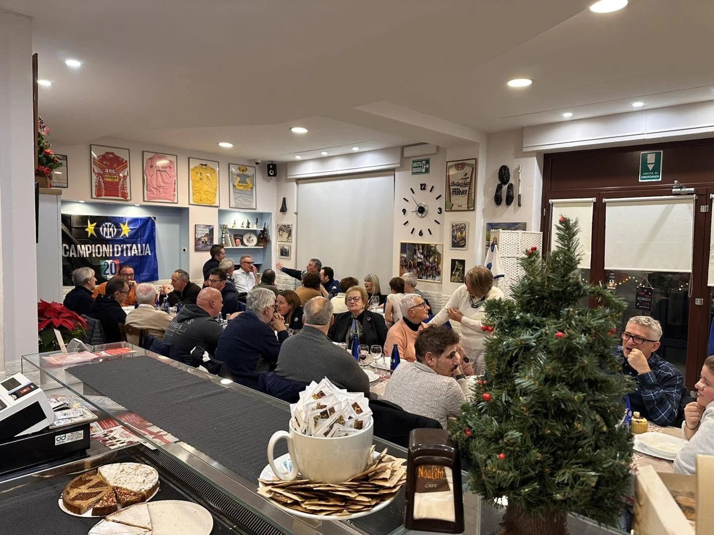 Tavolata di amici e clienti affezionati riuniti nel locale BARtali