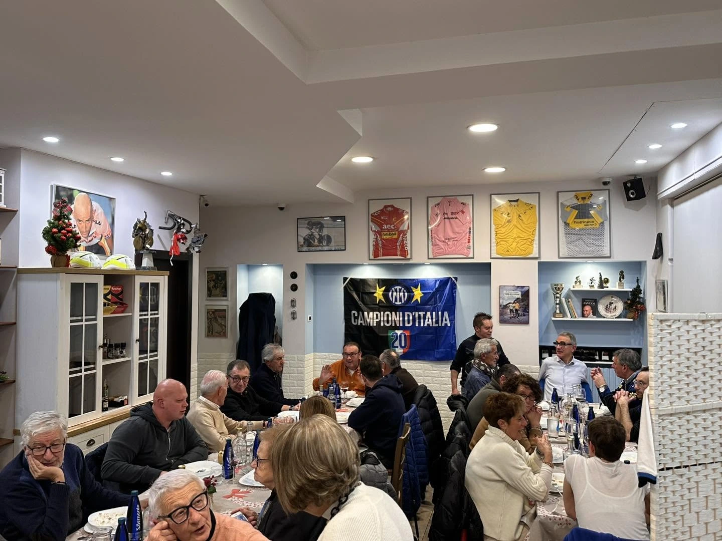 Momento informale e spontaneo tra il personale e i clienti