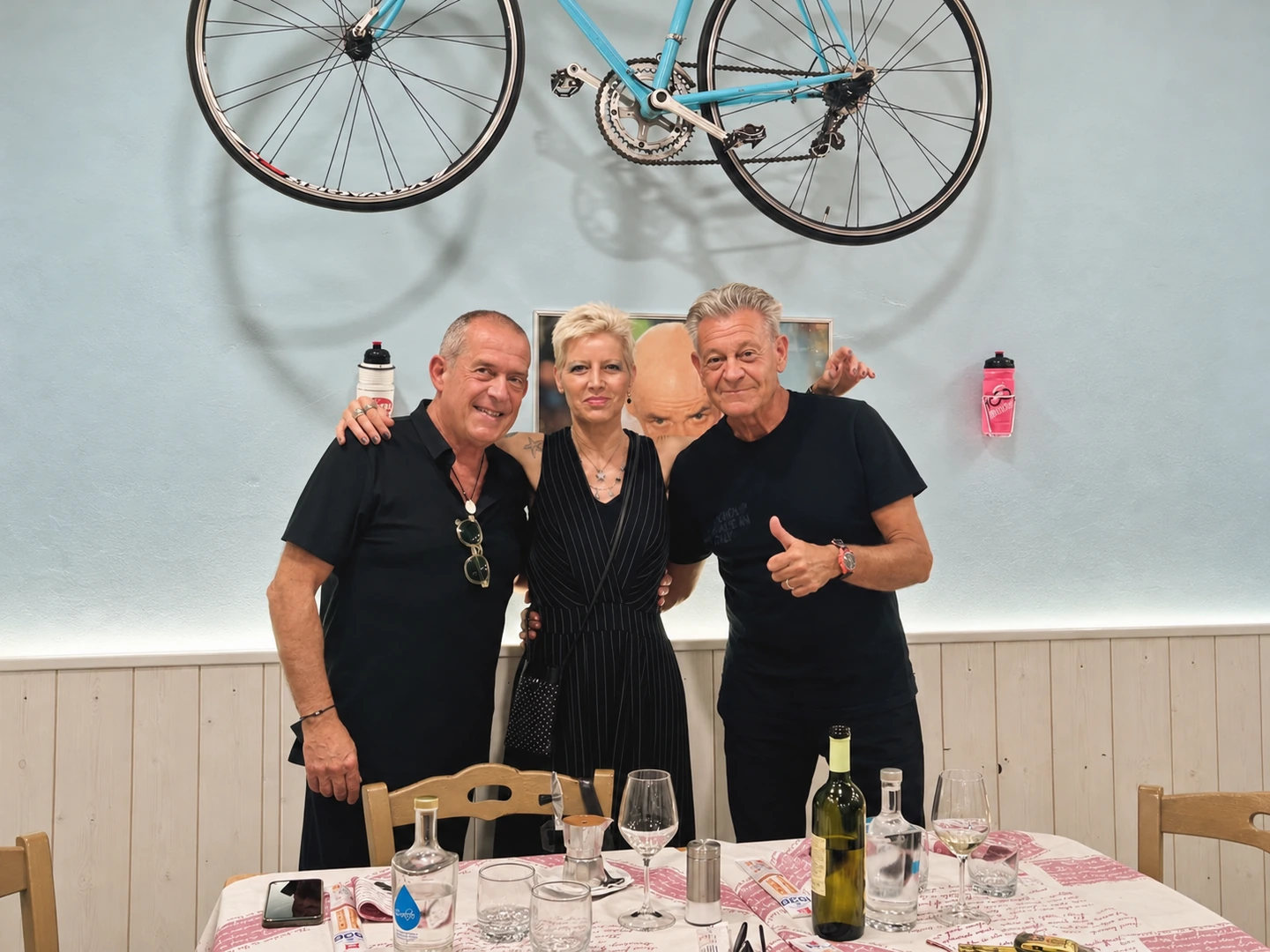 Ritratto di gruppo della squadra di BARtali tra sala e cucina